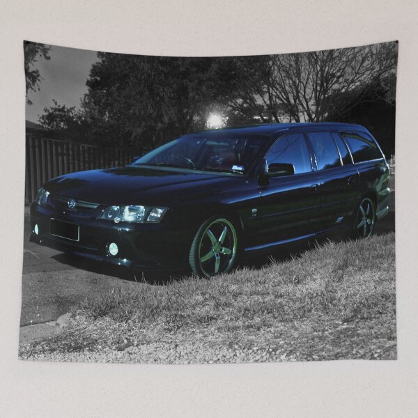 Artikelvorschau, Schwarzer Holden Commodore-Lastwagen nachts. entworfen und verkauft von Cars around Adelaide.