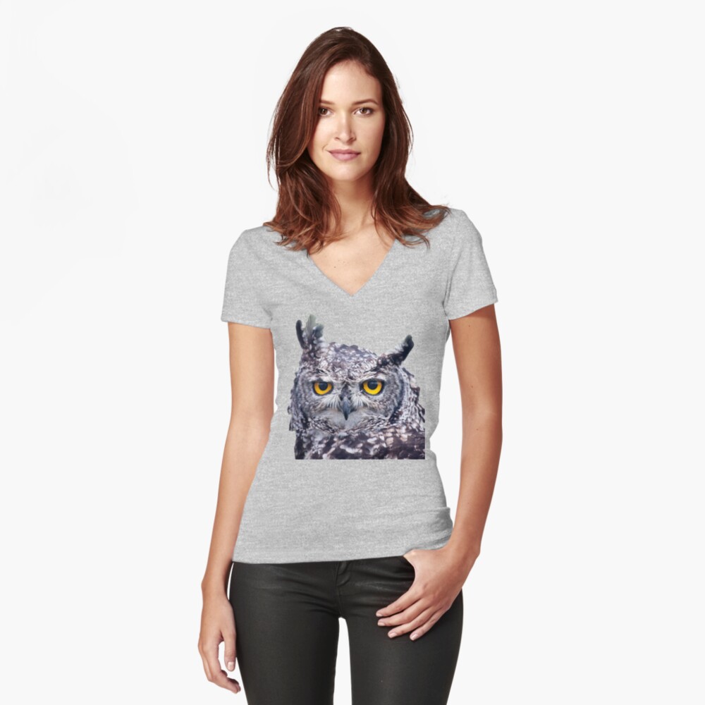 Artikel-Vorschau von Tailliertes T-Shirt mit V-Ausschnitt, designt und verkauft von Igelchen.