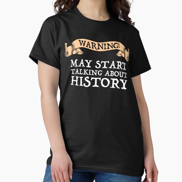 Vista previa del artículo con la obra «¡Advertencia! Puede comenzar a hablar de historia», diseñado y vendido por Cat Lady Designs.