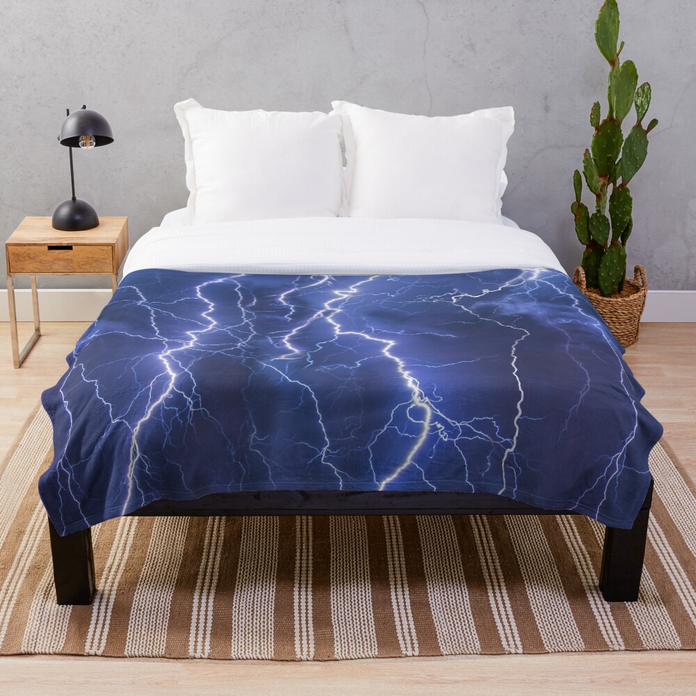 Dazzling blue lightning Throw Blanket