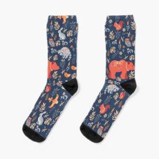 Märchenwald. Fox, Bär, Waschbär, Eulen, Hasen, Blumen und Kräuter auf blauem Grund. Socken