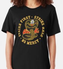 Cobra kai - Streik erste - Streik schwer - keine Gnade HD Logo Slim Fit T-Shirt