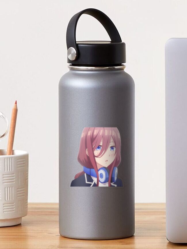 Miku (Gotoubun no Hanayome) inspira uma garrafa de licor no Japão