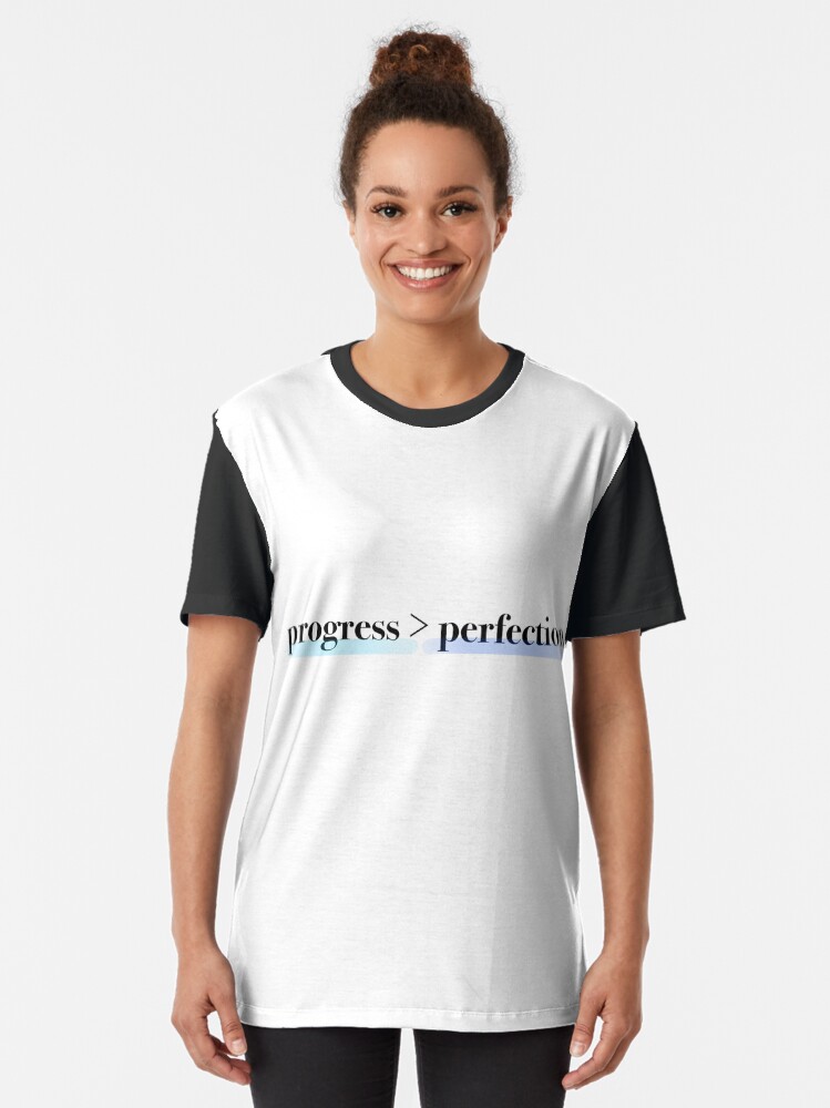 Thumbnail 2 von 5, Grafik T-Shirt, Fortschritt über Perfektion designt und verkauft von planet-eye.