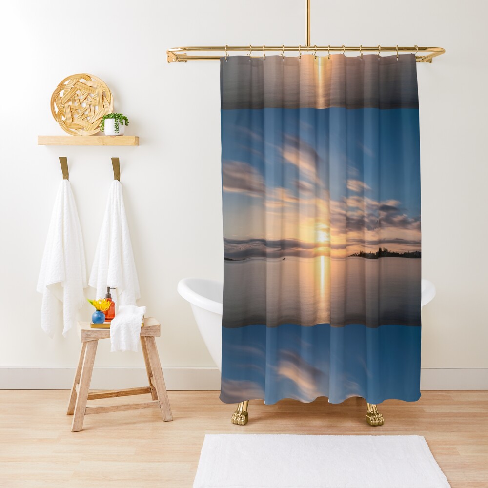 "Goldene Farben bei Sonnenuntergang bei Anse Vata Bay in Neukaledonien