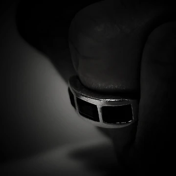 Imagen de la obra A RING OF SILVER de June Ferrol