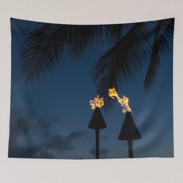 Aperçu de l'œuvre Des torches Tiki, des palmiers et des fêtes sur la plage créée et vendue par Georgia Mizuleva.
