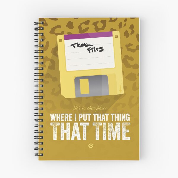 Artikelvorschau,  minimalistische Drucke, die obskuren Filmreferenzen gewidmet sind. Dieser ist inspiriert von den Filmhackern und der Diskette mit der Papierkorbdatei! Der Hintergrund der Leopardenfell ist auch vom Phreak-Outfit im Film inspiriert.

Hacke den Planeten! entworfen und verkauft von Geoff Bloom.