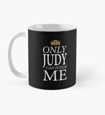Taza Solo Judy puede juzgarme (texto en blanco)