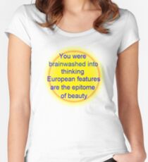 Du wurdest einer Gehirnwäsche unterzogen, um zu denken, dass europäische Merkmale der Inbegriff von Schönheit sind Tailliertes Rundhals-Shirt