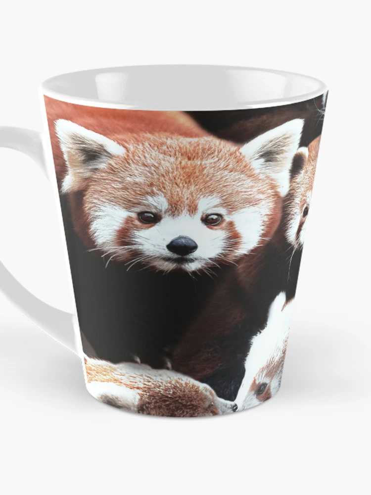 Aperçu 3 sur 4. Mug à café avec l'œuvre Pandas Rouges créée et vendue par MaxencePierrard.