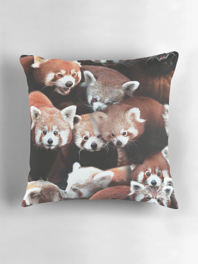 Aperçu 3 sur 4. Coussin avec l'œuvre Pandas Rouges créée et vendue par MaxencePierrard.