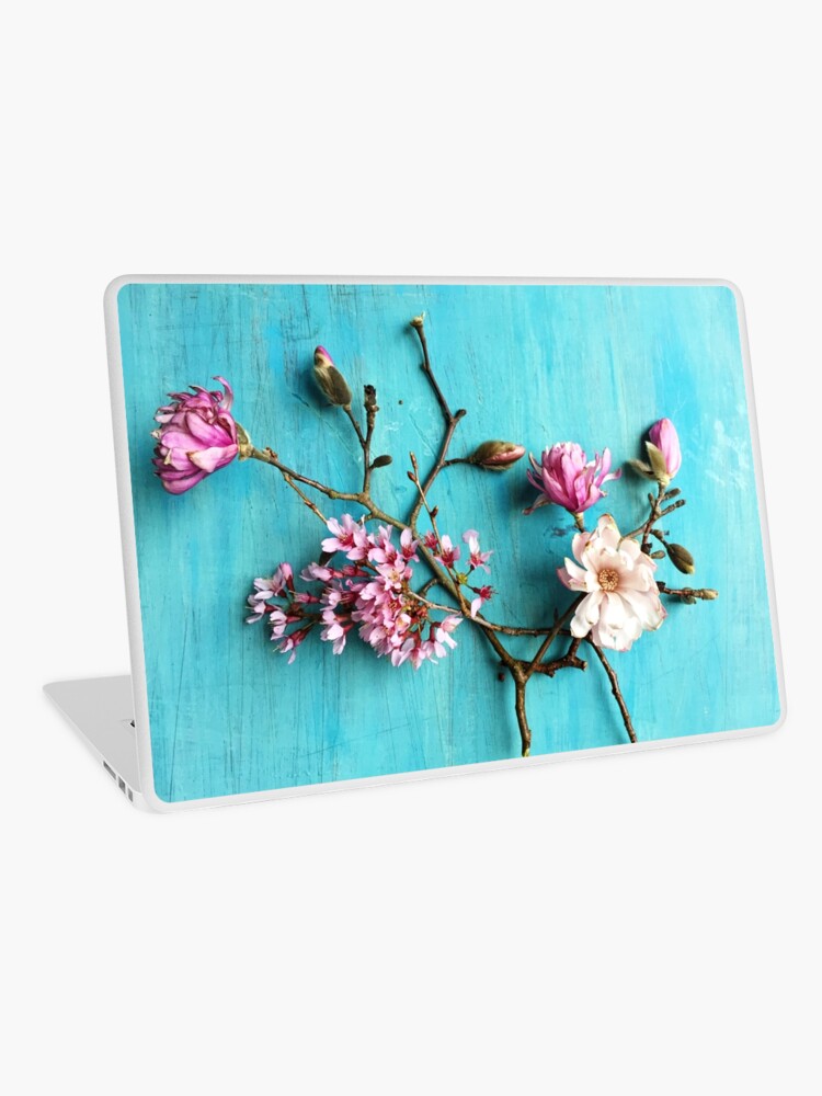Aperçu 1 sur 2. Skin adhésive d'ordinateur avec l'œuvre Fleurs de printemps créée et vendue par oliviastclaire.