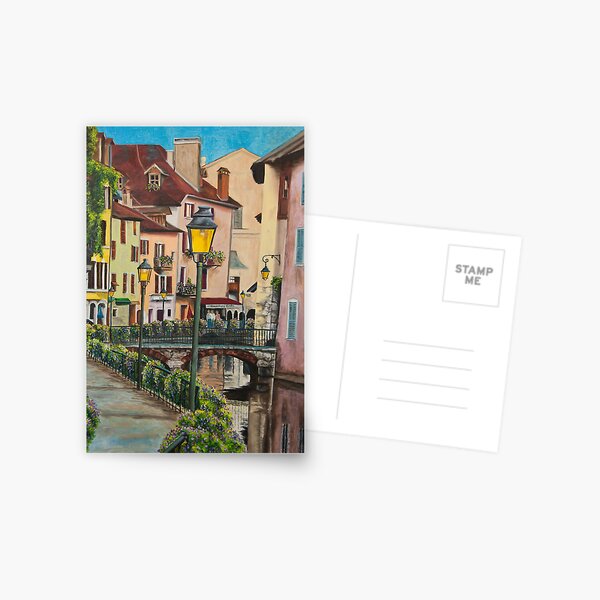 les lampadaires ornés qui serpentent dans la rue du village sont une invitation chaleureuse à se promener dans le virage. Carte postale