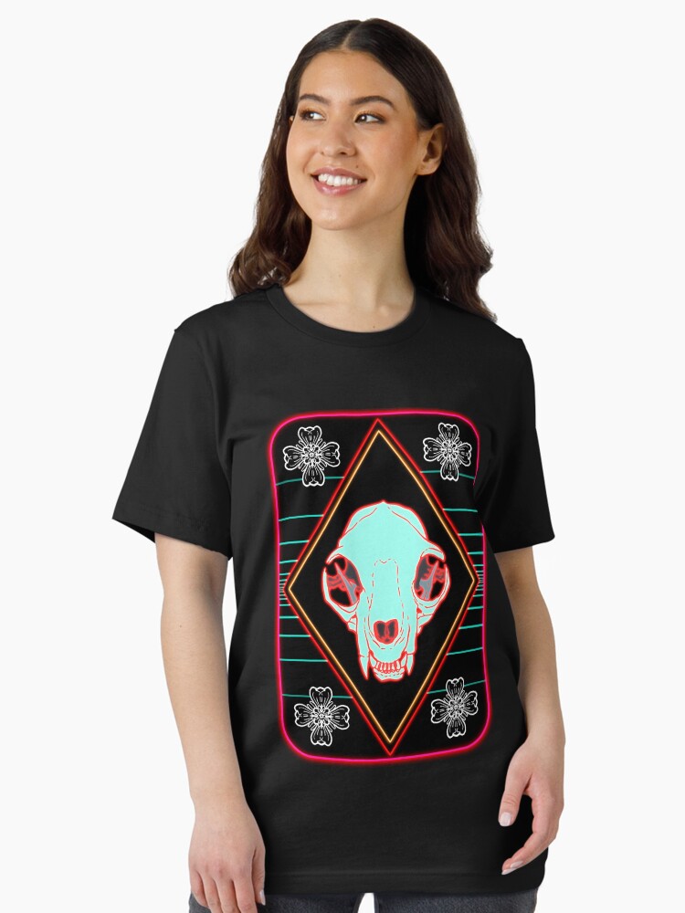 Aperçu 2 sur 7. T-shirt essentiel avec l'œuvre Synthwave Cat créée et vendue par Kite4.