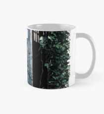 Polizei Box im Garten Hoodie / T-Shirt Tasse (Standard)