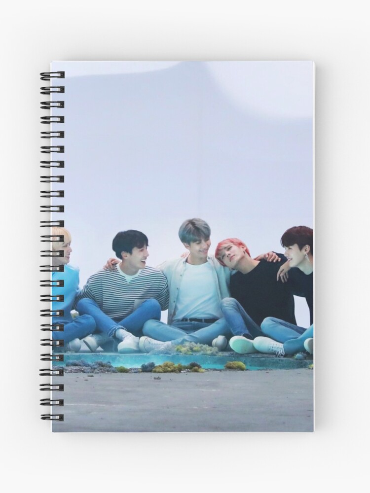 Cahier à spirale avec l'œuvre « Vêtements et accessoires du groupe de  musique BTS » de l'artiste GrDavid
