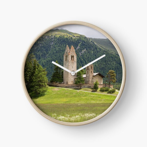 San Gian Kirche mit seinem ruinierten Glockenturm Uhr