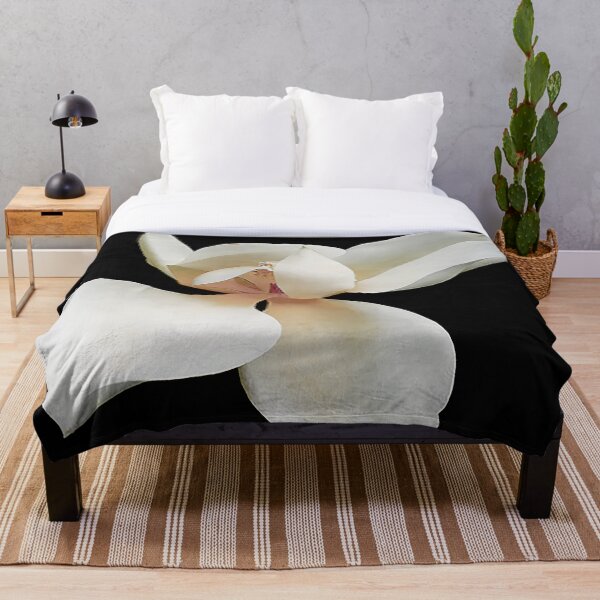 Aperçu de l'œuvre fleur de magnolia créée et vendue par TessAndre.