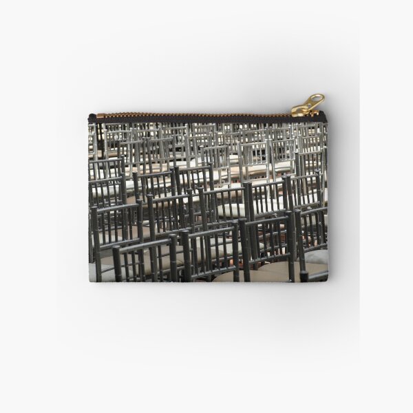 Aperçu de l'œuvre Rassemblement de chaises créée et vendue par E-Maniak.