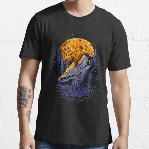 Wolf and the moon. Essential T-Shirt