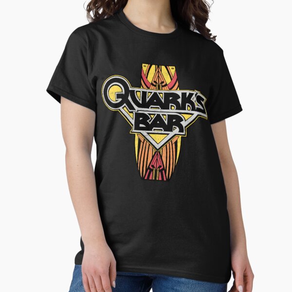 Vista previa del artículo con la obra « El descubrimiento comienza con todos estos diseños de franquicias de Star Trek. Únete a la tripulación del presente y el pasado mientras se encuentran con nuevos mundos y civilizaciones con nuestra colección de camisetas.», diseñado y vendido por FifthSun.