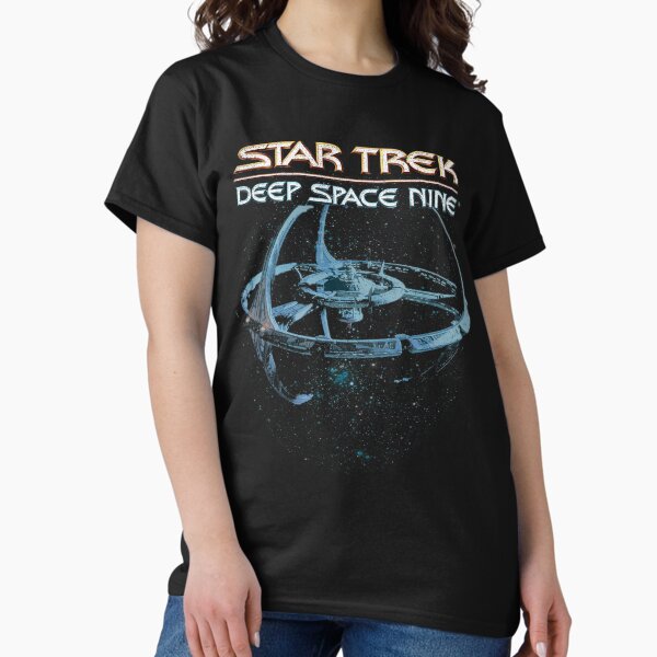 Artikel-Vorschau von  Die Entdeckung beginnt mit all diesen Star Trek Franchise-Designs. Schließen Sie sich der Crew von Gegenwart und Vergangenheit an und begegnen Sie neuen Welten und Zivilisationen mit unserer Kollektion von T-Shirts, designt und verkauft von FifthSun.