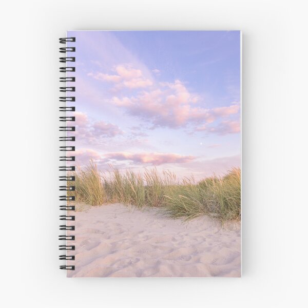 Aperçu de l'œuvre Le crépuscule tombe sur les dunes de sable d'East Head, West Wittering, Sussex, Angleterre créée et vendue par Zoe Power.