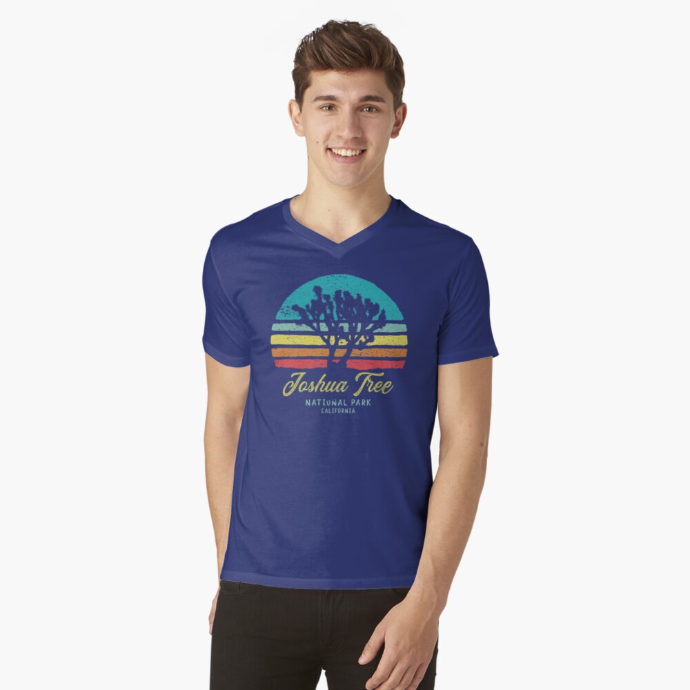 Vista previa del artículo con la obra «Camiseta de cuello en V», diseñado y vendido por RAWWR.