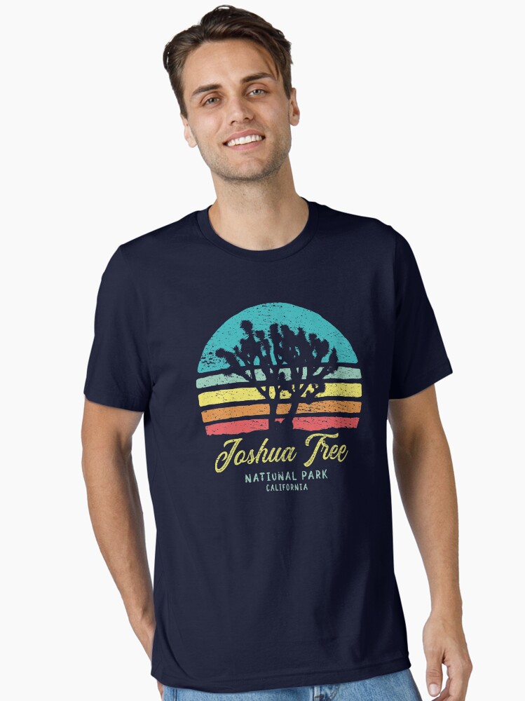 Imagen 2 de 7, Camiseta esencial con la obra Parque Nacional Joshua Tree California, diseñada y vendida por RAWWR.