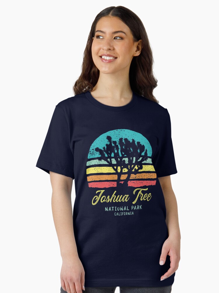 Imagen 1 de 7, Camiseta esencial con la obra Parque Nacional Joshua Tree California, diseñada y vendida por RAWWR.