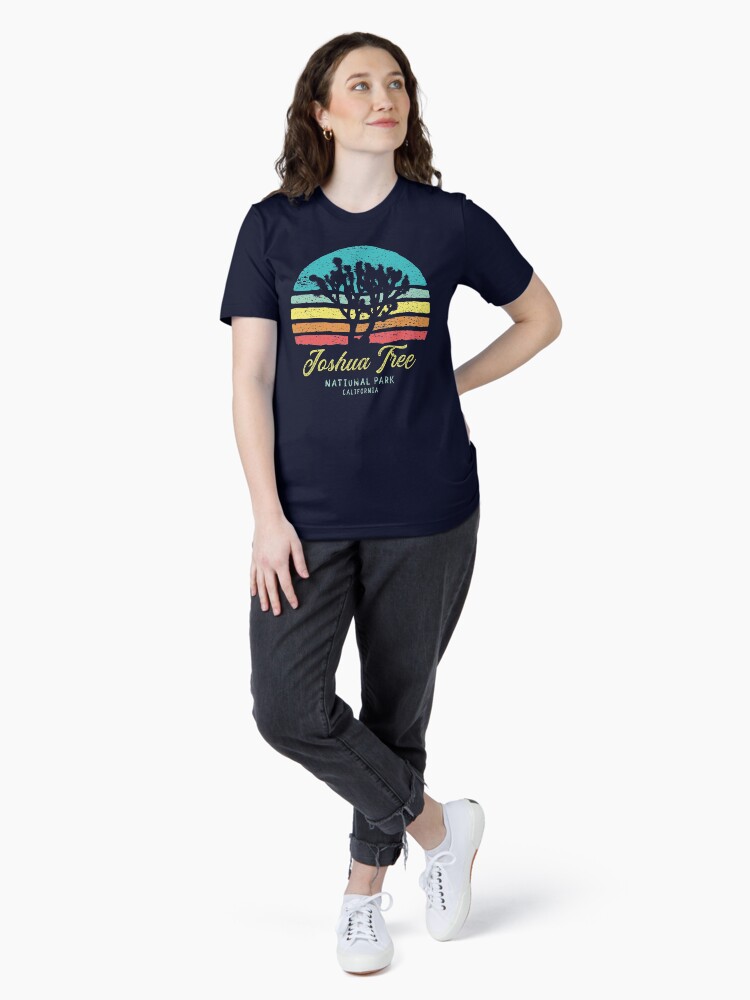 Imagen 4 de 7, Camiseta esencial con la obra Parque Nacional Joshua Tree California, diseñada y vendida por RAWWR.