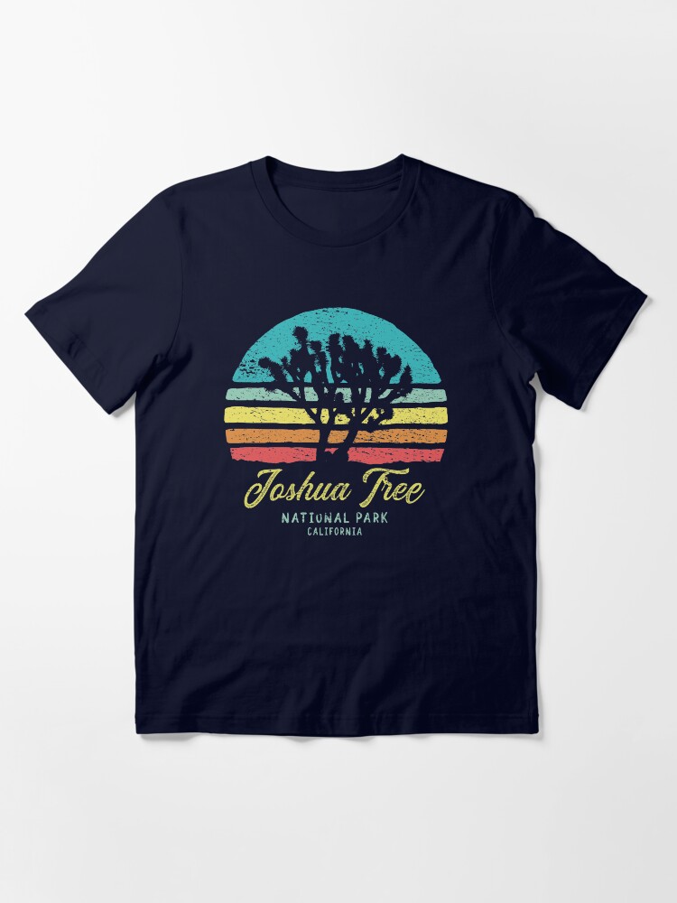 Imagen 3 de 7, Camiseta esencial con la obra Parque Nacional Joshua Tree California, diseñada y vendida por RAWWR.
