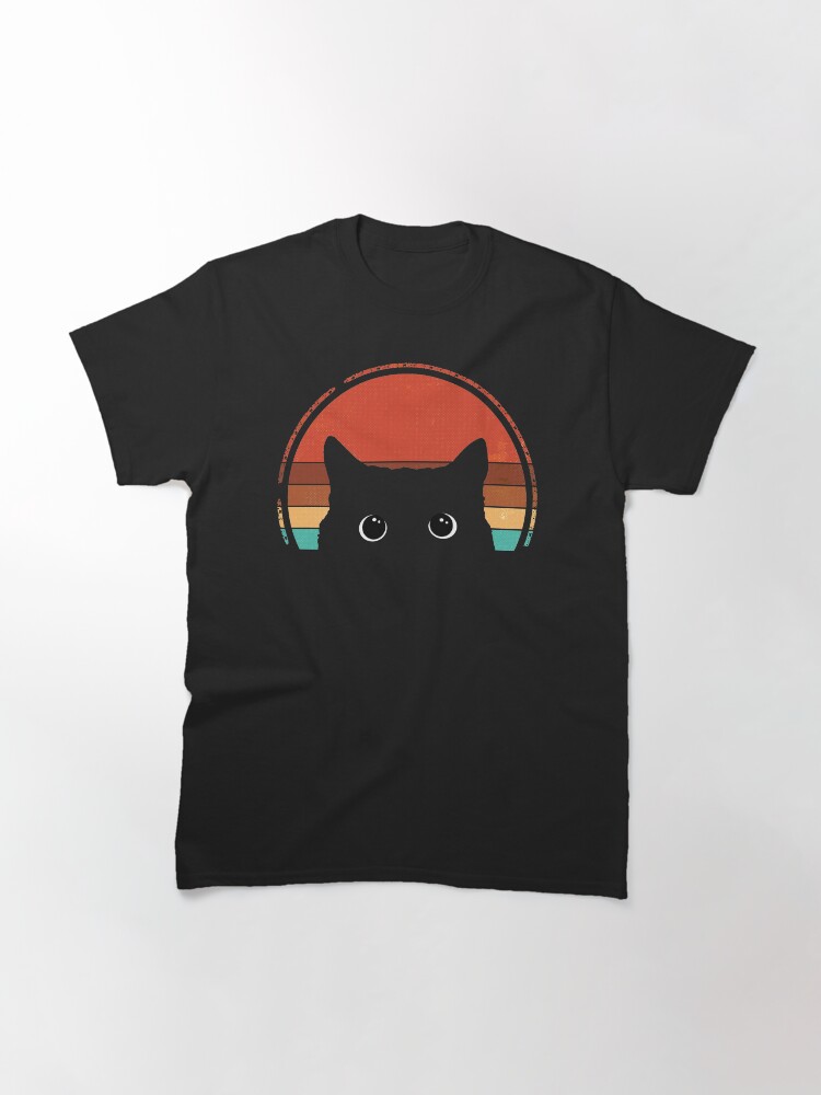 Thumbnail 3 von 7, Classic T-Shirt, Schwarze Katze späht bei Sonnenuntergang Vintage designt und verkauft von nameonshirt.