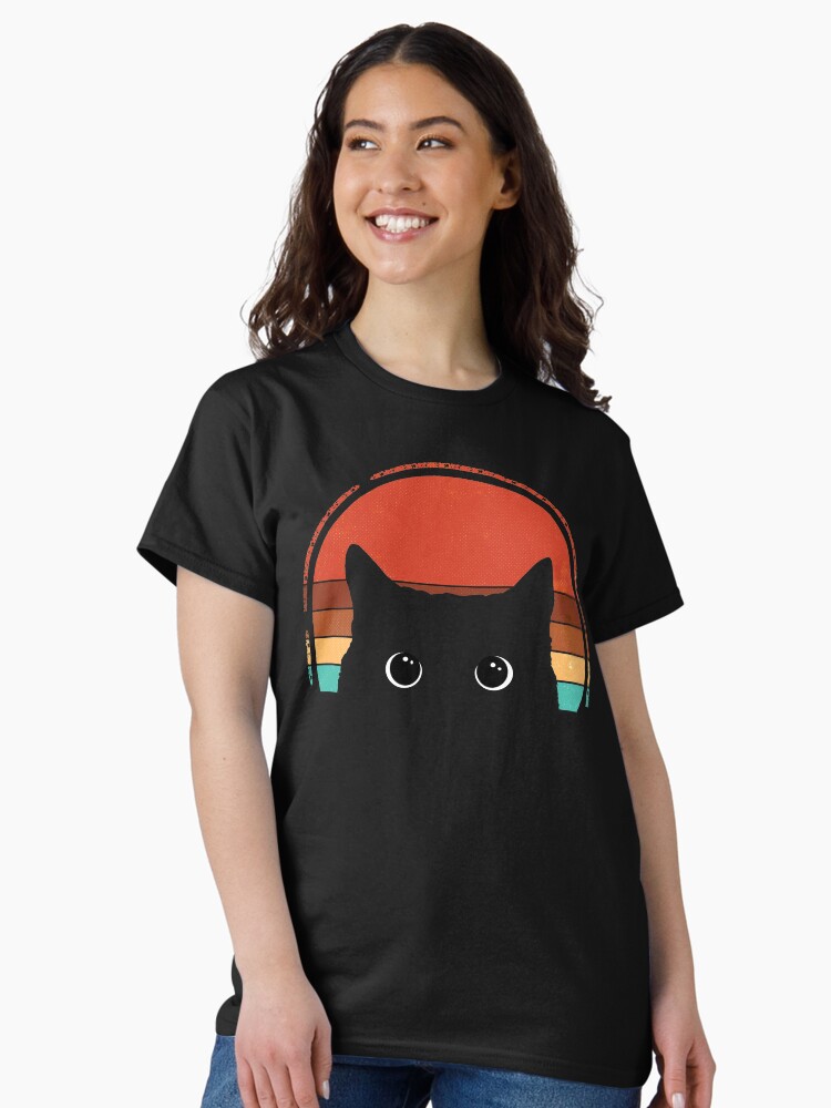 Thumbnail 1 von 7, Classic T-Shirt, Schwarze Katze späht bei Sonnenuntergang Vintage designt und verkauft von nameonshirt.