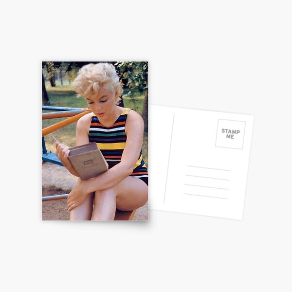 Marilyn Monroe liest Postkarte
