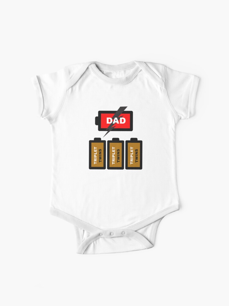 Body Bebe Triplet Twins Dad Gifts Twin Onesies Twin Outfits Parents De Jumeaux Nouveaux Jumeaux Garcons Nouvelles Jumelles Par Happygiftideas Redbubble