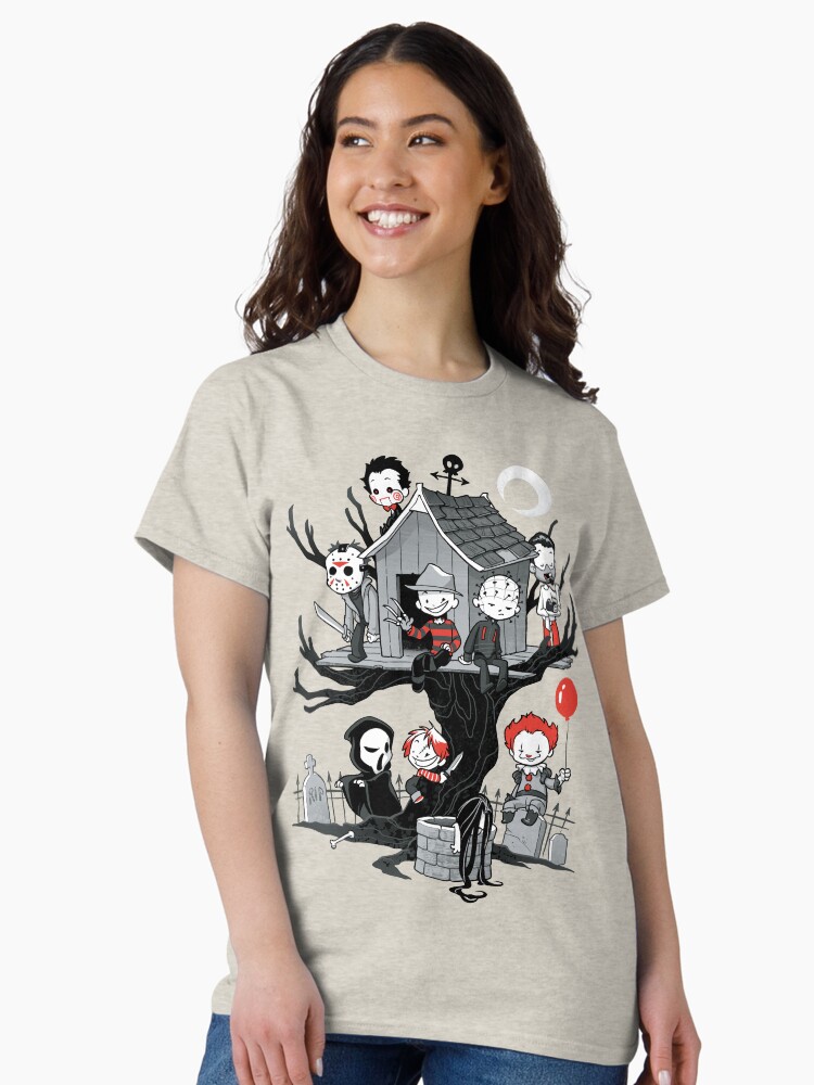 Aperçu 2 sur 7. T-shirt classique avec l'œuvre Maison d'horreur créée et vendue par dooomcat.