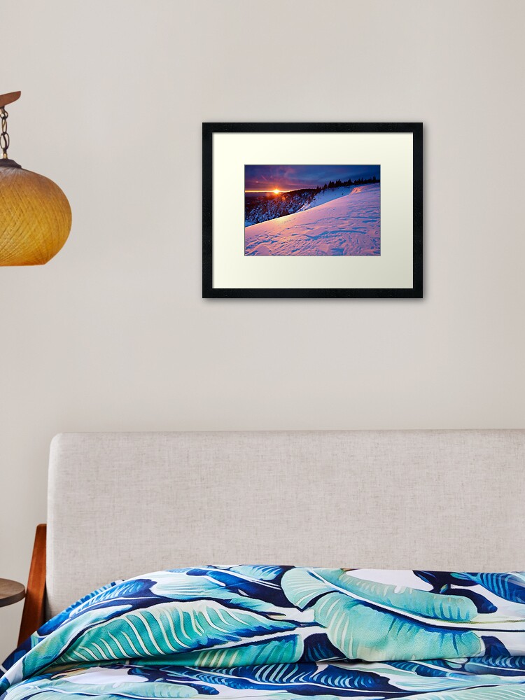 Aperçu 2 sur 7. Impression encadrée avec l'œuvre Lever de soleil en hiver au-dessus du Lac Blanc créée et vendue par Isenmann.