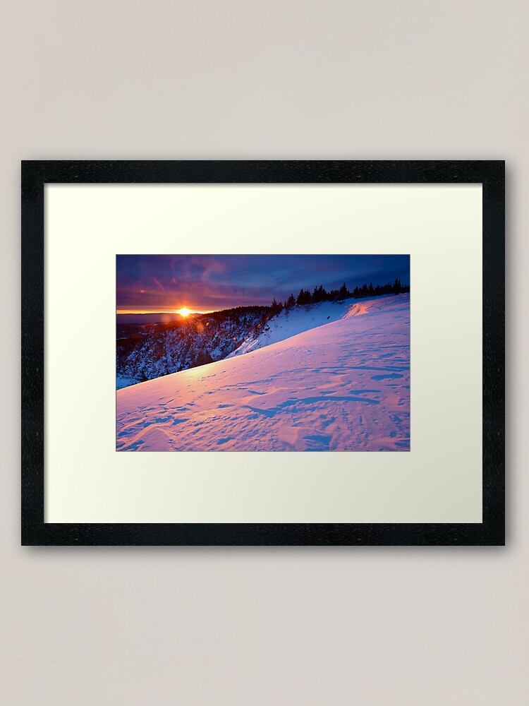Aperçu 1 sur 7. Impression encadrée avec l'œuvre Lever de soleil en hiver au-dessus du Lac Blanc créée et vendue par Isenmann.