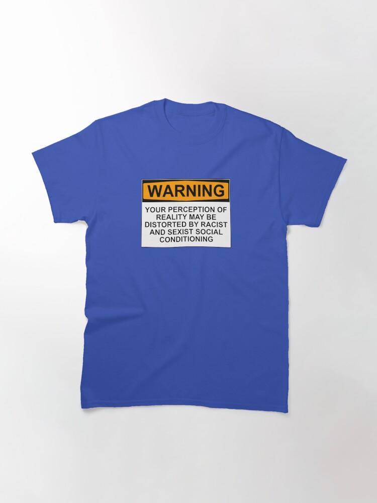 Imagen 3 de 7, Camiseta clásica con la obra ADVERTENCIA: SU PERCEPCIÓN DE LA REALIDAD PUEDE ESTAR DISTORSIONADA POR CONDICIONAMIENTOS SOCIALES RACISTAS Y SEXISTAS, diseñada y vendida por wanungara.