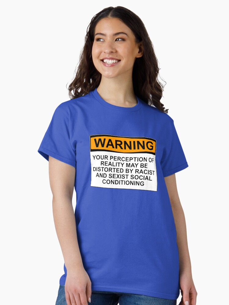 Imagen 2 de 7, Camiseta clásica con la obra ADVERTENCIA: SU PERCEPCIÓN DE LA REALIDAD PUEDE ESTAR DISTORSIONADA POR CONDICIONAMIENTOS SOCIALES RACISTAS Y SEXISTAS, diseñada y vendida por wanungara.
