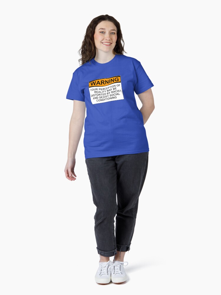Imagen 4 de 7, Camiseta clásica con la obra ADVERTENCIA: SU PERCEPCIÓN DE LA REALIDAD PUEDE ESTAR DISTORSIONADA POR CONDICIONAMIENTOS SOCIALES RACISTAS Y SEXISTAS, diseñada y vendida por wanungara.