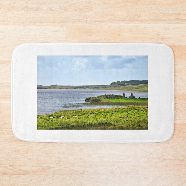 Aperçu de l'œuvre Finlaggan sur l'île d'Eilean Mor dans le Loch Finlaggan, Islay, Ecosse créée et vendue par Richard Flint.
