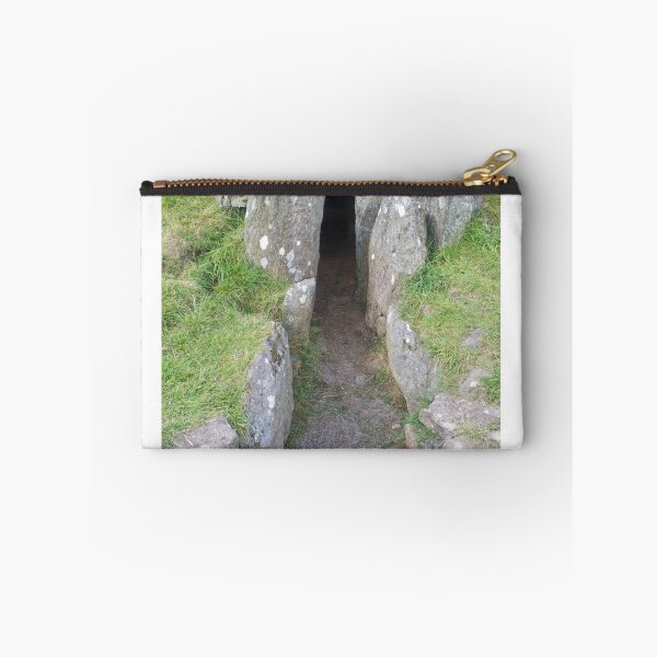 Artikelvorschau, Bryn Celli Ddu prähistorisches Durchgangsgrab. Eingang gezeigt. entworfen und verkauft von Andy Chisholm.