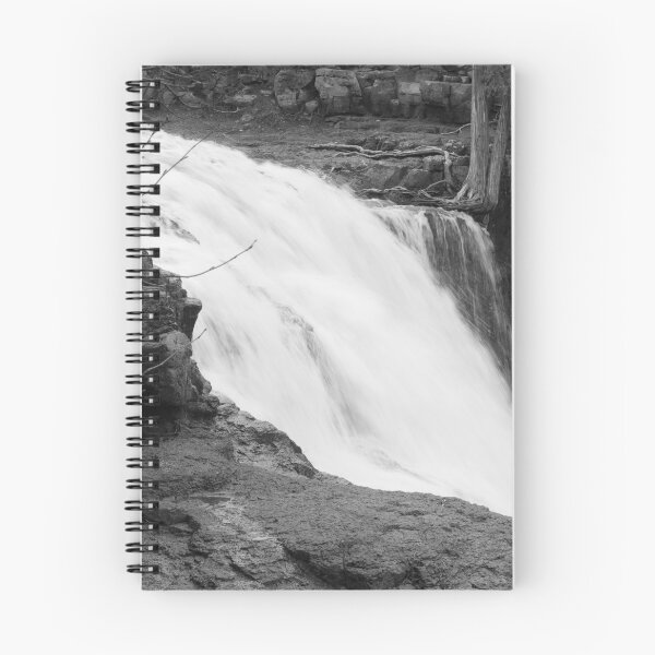 Artikelvorschau, Minnesota-Wasserfall in Schwarzweiss entworfen und verkauft von Allen Penton.