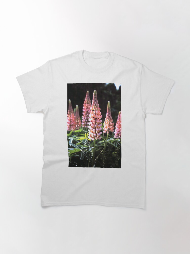 Alternative Ansicht von Lupinen-Blüten Classic T-Shirt