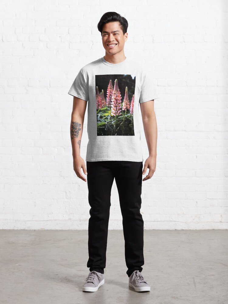 Alternative Ansicht von Lupinen-Blüten Classic T-Shirt