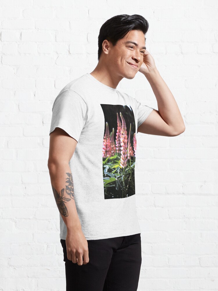 Alternative Ansicht von Lupinen-Blüten Classic T-Shirt