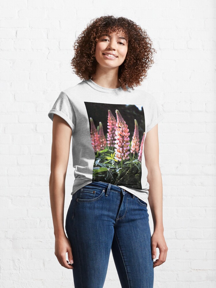 Alternative Ansicht von Lupinen-Blüten Classic T-Shirt